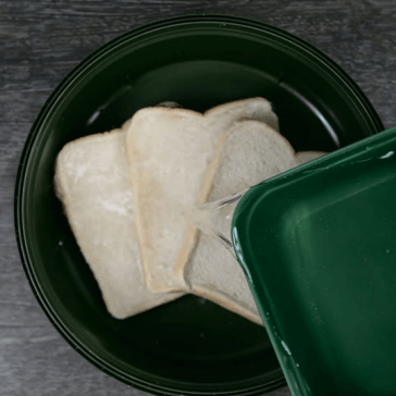Додавання води до хлібу в ємності