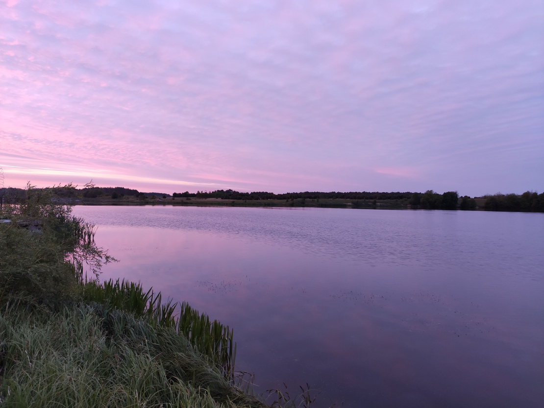 Липень, ранок на рибалці