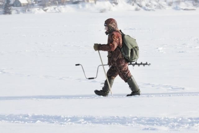 Рибалка на льоду при ловлі щуки