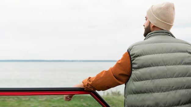 Рибалка біля автомобіля на озері