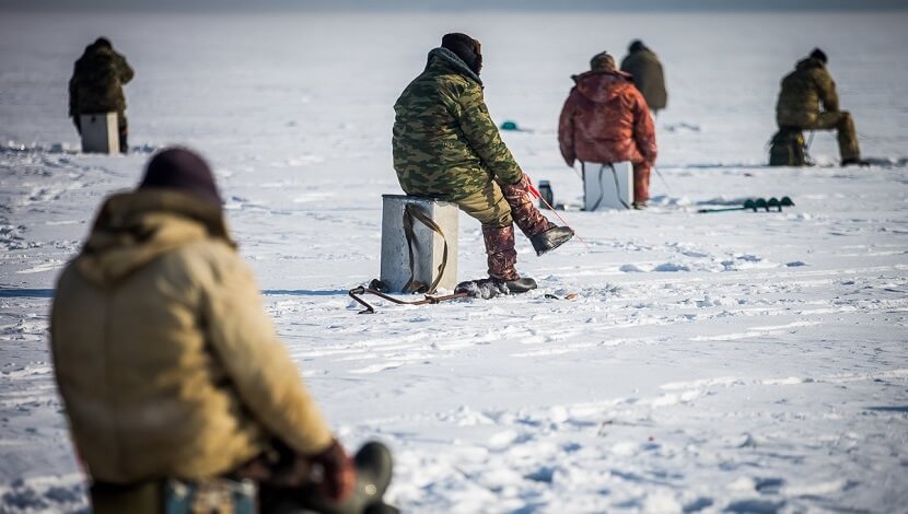 Зимний рыбак на льду