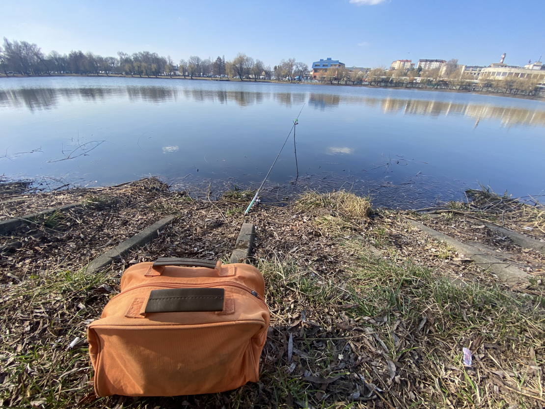 Mini udice ve tvaru pera — přenosný teleskopický prut