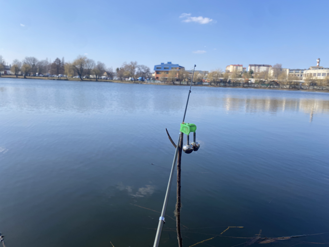 Rybaření s mini udicí u vody