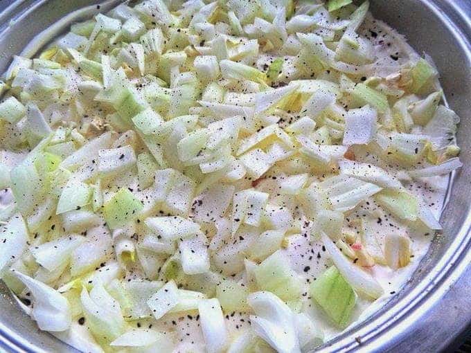 Кладемо цибулю з часником