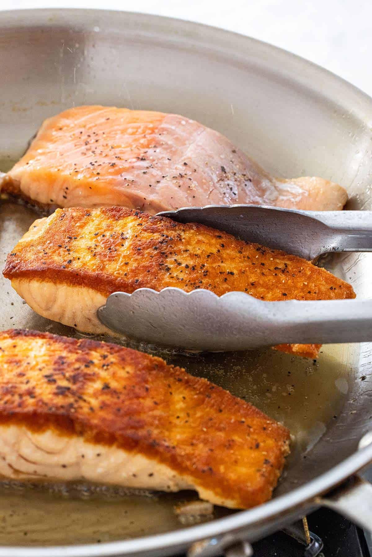 Sellar el salmón en la sartén