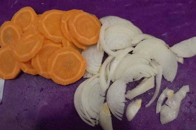 Cortamos la cebolla y la zanahoria