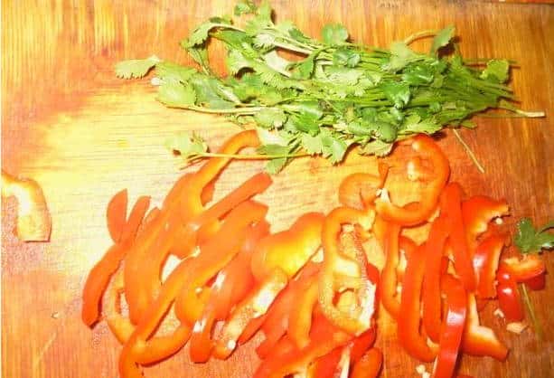 Paprika und Kräuter schneiden