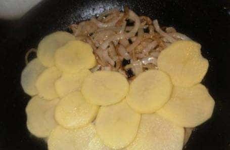 Кладём картофель