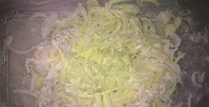 Mezclamos la cebolla con la mayonesa