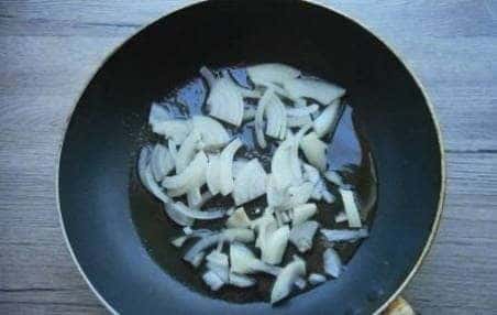 Smażymy cebulę