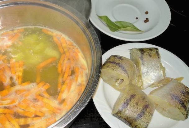 Кладемо рибу і спеції