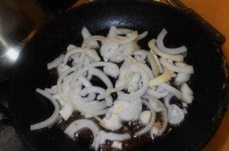 Zwiebeln braten