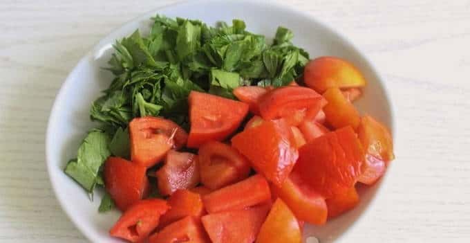 Режем сельдерей и помидоры