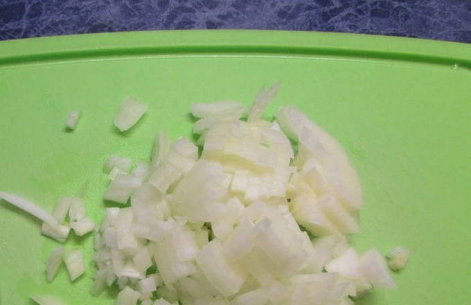 Zwiebel fein würfeln