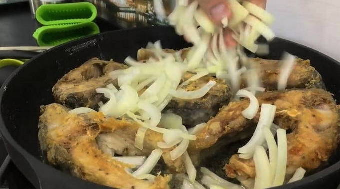 Жарим первую сторону и засыпаем луком