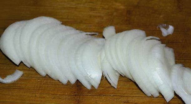 Metemos en el horno y cortamos la cebolla