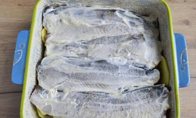 Mit saurer Sahne bestreichen und backen
