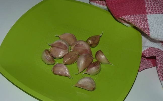 Knoblauch und Ofen vorbereiten