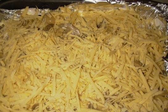 Mit Käse bedecken
