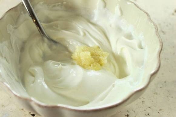 Préparer la crème fraîche à l'ail