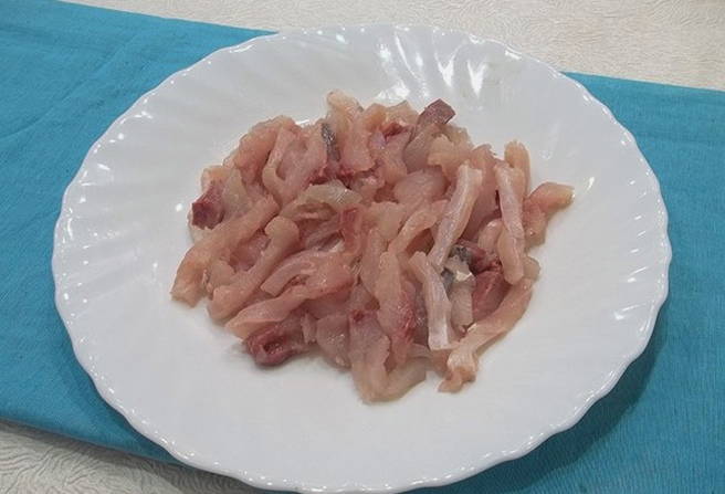 Separar la carne y cortarla en tiras