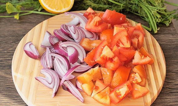 Cutting the onion and tomatoes