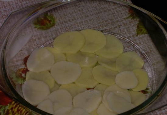 Кладём первый слой картофеля