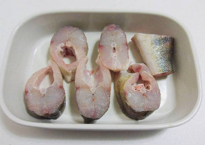 Colocamos el pescado en el molde