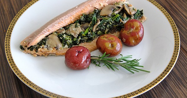 Форель, фарширована шпинатом та шампіньйонами