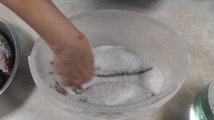 Gießen Sie die erste Schicht über das Salz