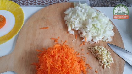 Zwiebel, Knoblauch und Karotte schneiden