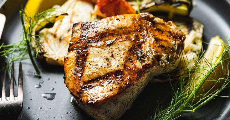 Pez espada a la parrilla con salsa de limón y mantequilla