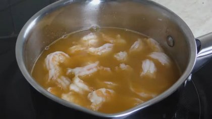 Nous cuisinons des crevettes en saumure