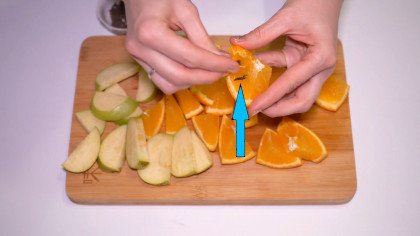 Inserta un diente en las rodajas de naranja.