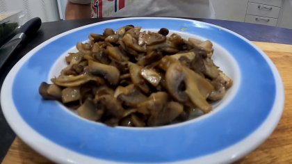 Refroidir les champignons frits