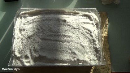 Después de formar las capas, rellena la parte superior con sal.