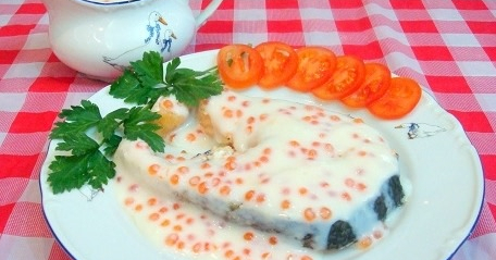 Saumon en sauce crémeuse aux œufs de saumon