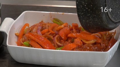 Verser les légumes sautés (sauce) sur le poulet